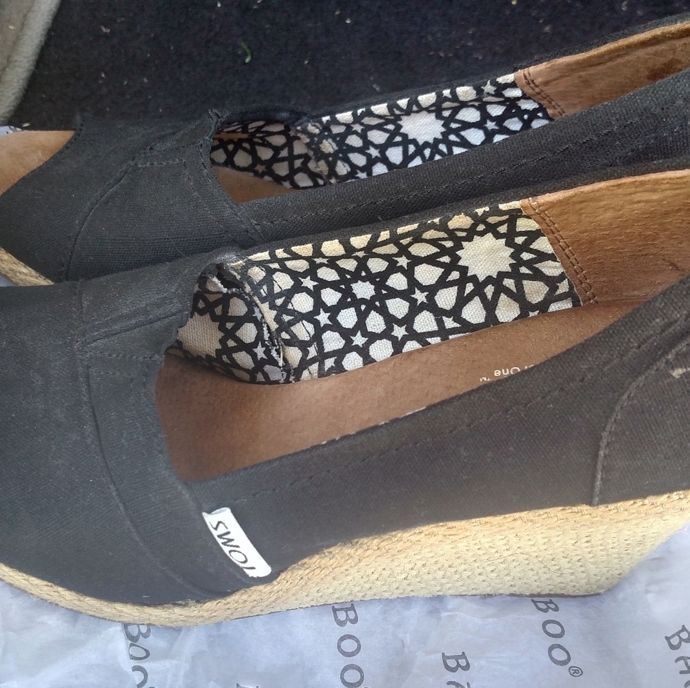 Tom's Black Wedges